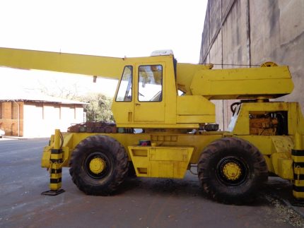 CLARK 720 1980 20 TON.