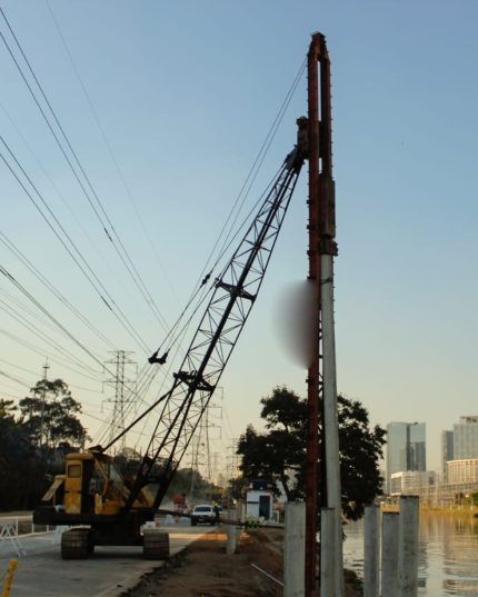 P&H 320 20 TON. - BATE ESTACAS COM TORRE E MARTELO