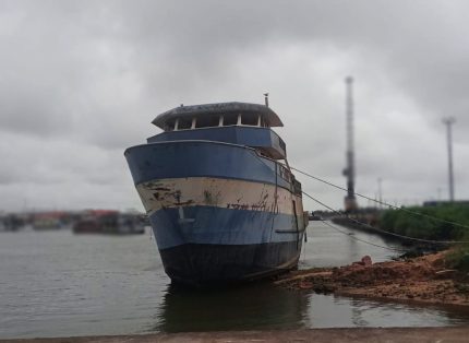 BARCO INACABADO 32 X 8 X 4 M - 2001