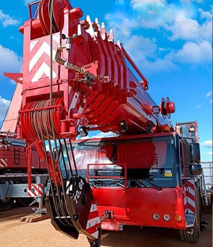 LIEBHERR LTM1220-5.1 2011 220 TON.