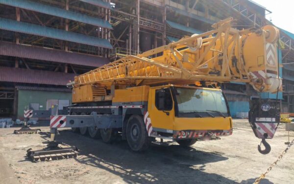 LIEBHERR LTM1220-5.2 2005 220 TON.