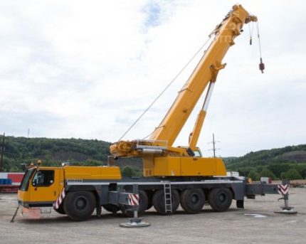 LIEBHERR LTM1220-5.2 2011 220 TON.