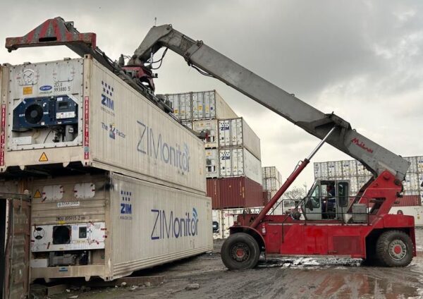 REACH STACKER MILAN 2004 15 TON. (5 CONTAINERS VAZIOS DE ALTO)