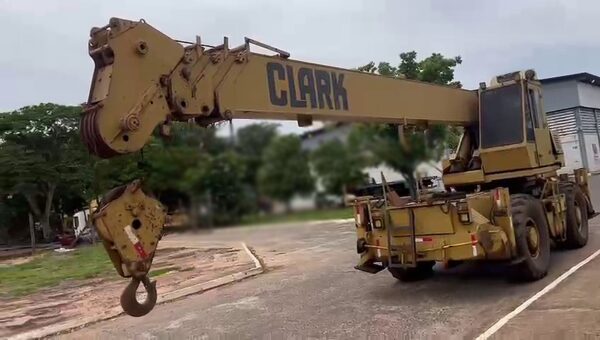 CLARK RT720 20 TON.