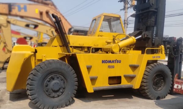 EMPILHADEIRA KOMATSU FD250 1989 25 TON.