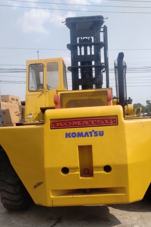 EMPILHADEIRA KOMATSU FD250 1989 25 TON.