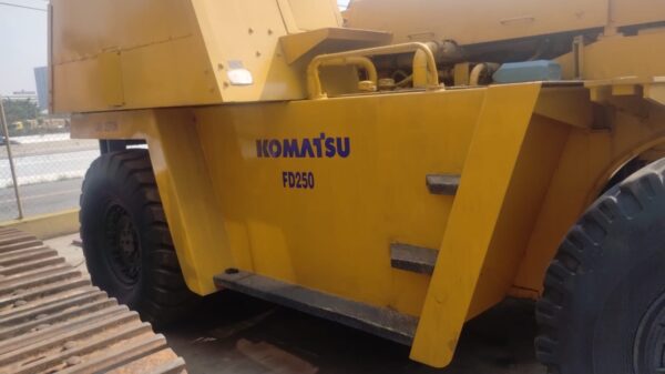 EMPILHADEIRA KOMATSU FD250 1989 25 TON.