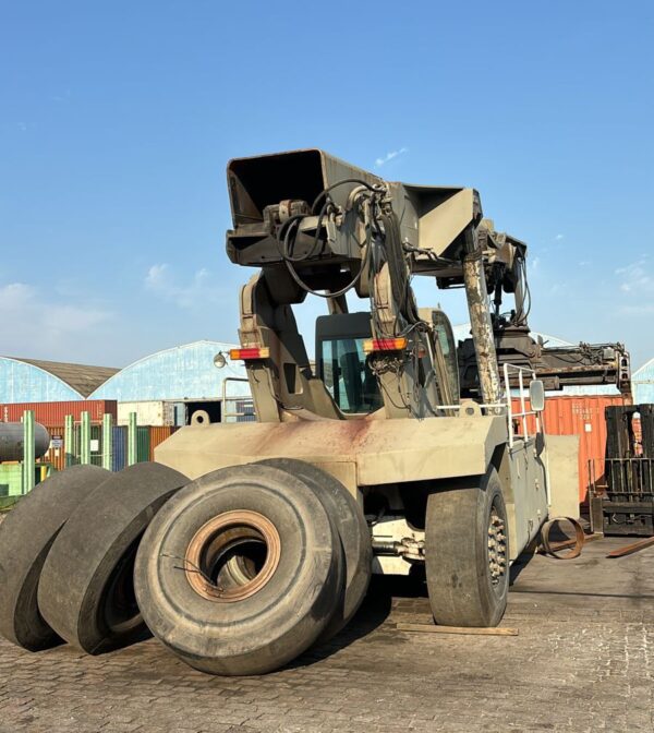 REACH STACKER MILAN 2007 (5 CONTAINERS CHEIOS DE ALTO)