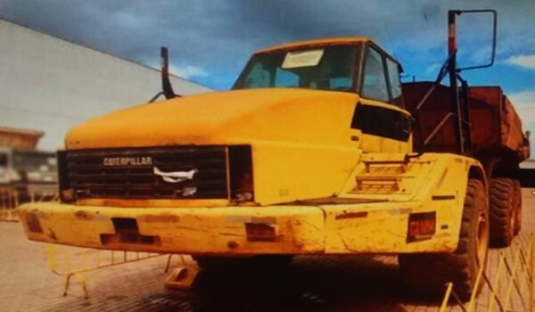 CAMINHÃO FORA DE ESTRADA CATERPILLAR CAT740 2011