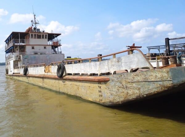 FERRY BOAT A-LAU 100 PASSAGEIROS 220 TON. DE CARGA