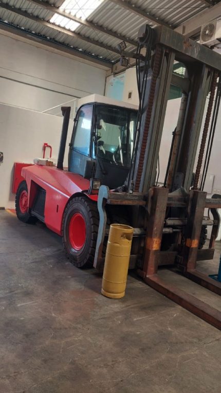 EMPILHADEIRA LINDE 2010 18 TON.