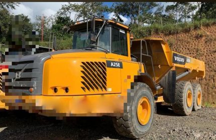 CAMINHÃO FORA DE ESTRADA VOLVO A25E 2011