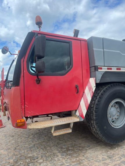 LIEBHERR LTM1220-5.2 2010 220 TON.