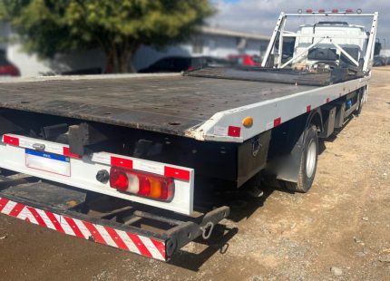 MB ACCELO 1010 2023 COM GUINCHO PLATAFORMA PARA 4 CARROS
