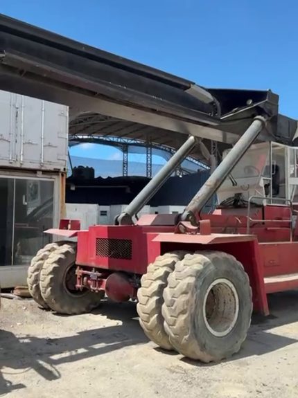 REACH STACKER MADAL 2001 18 TON. - 4 DE ALTO (VAZIO)
