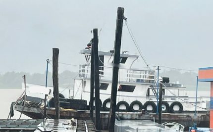 BARCO DE APOIO PORTUÁRIO 17 X 4,5 X 2,20 M 50 TON. 560 HP