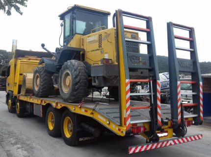 Caminhão Scania 2007 com Prancha e rampa hidráulica 50 ton.