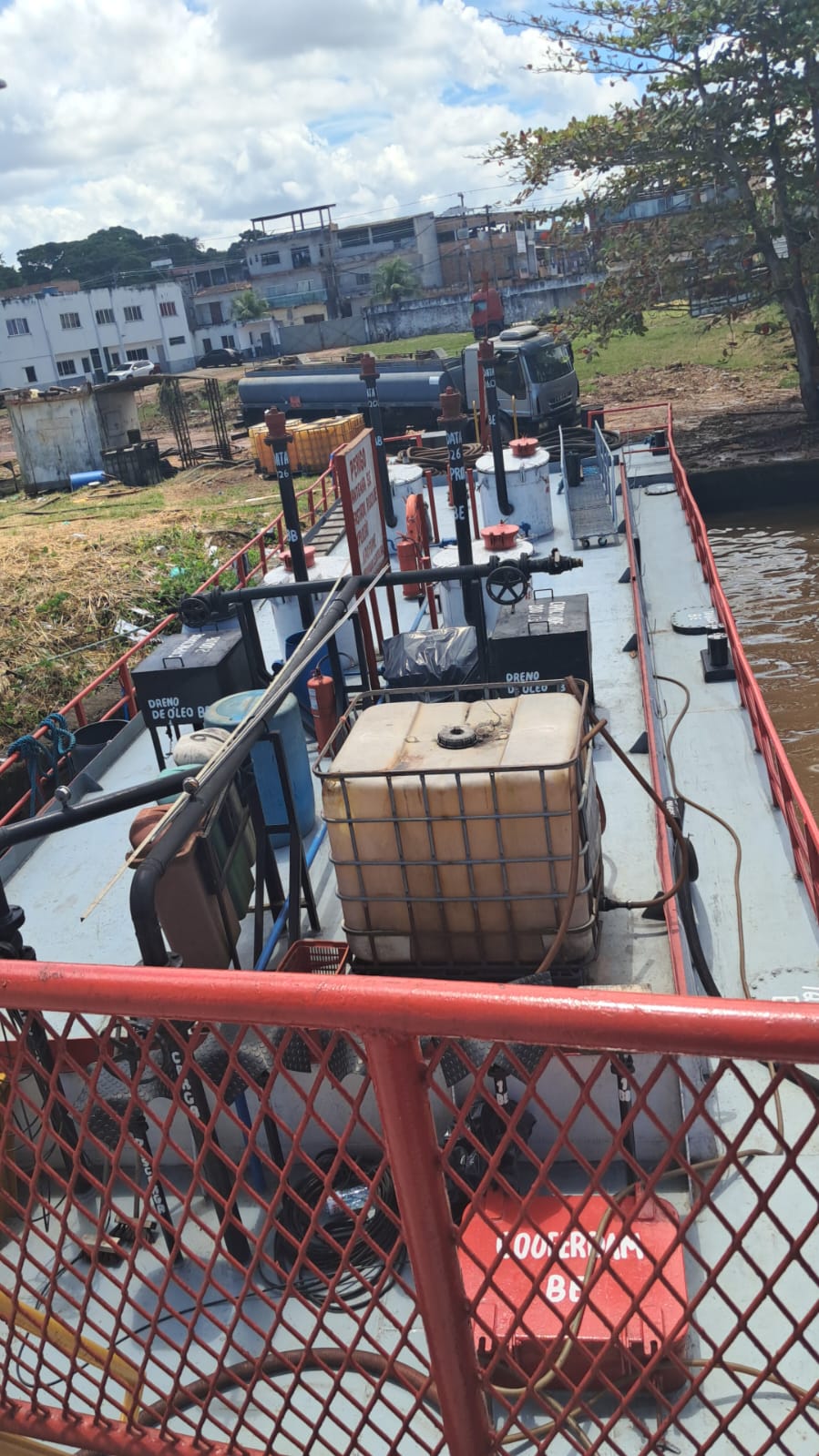 BALSA PETROLEIRA MOTORIZADA 140.000 LITROS 2008