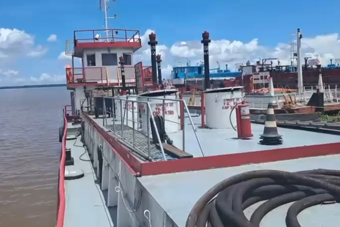 BALSA PETROLEIRA MOTORIZADA 140.000 LITROS 2008